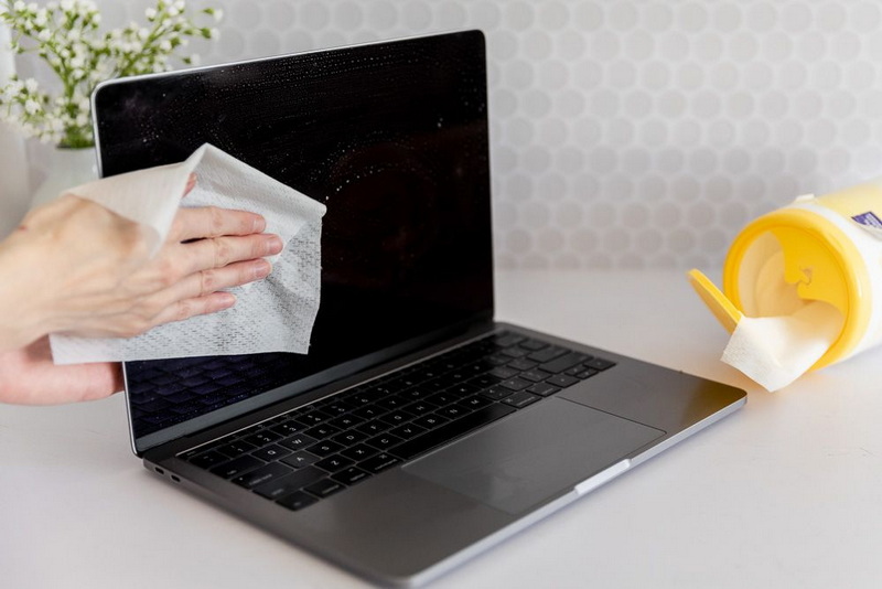 how to clean laptop screen