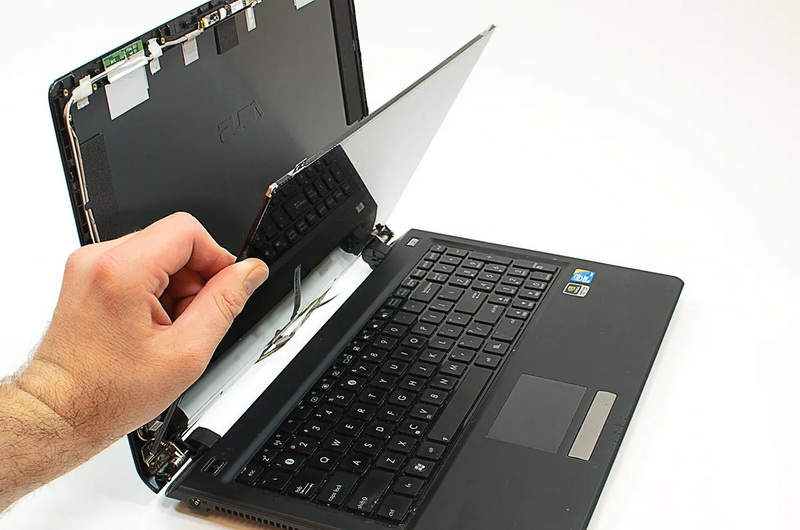 كيف يمكنني استبدال شاشة LCD على جهاز الكمبيوتر المحمول الخاص بي؟
