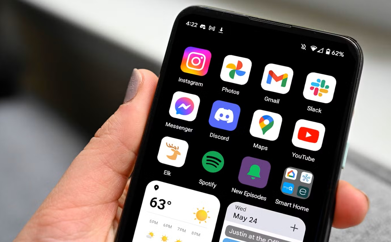 black wallpaper of iPhone