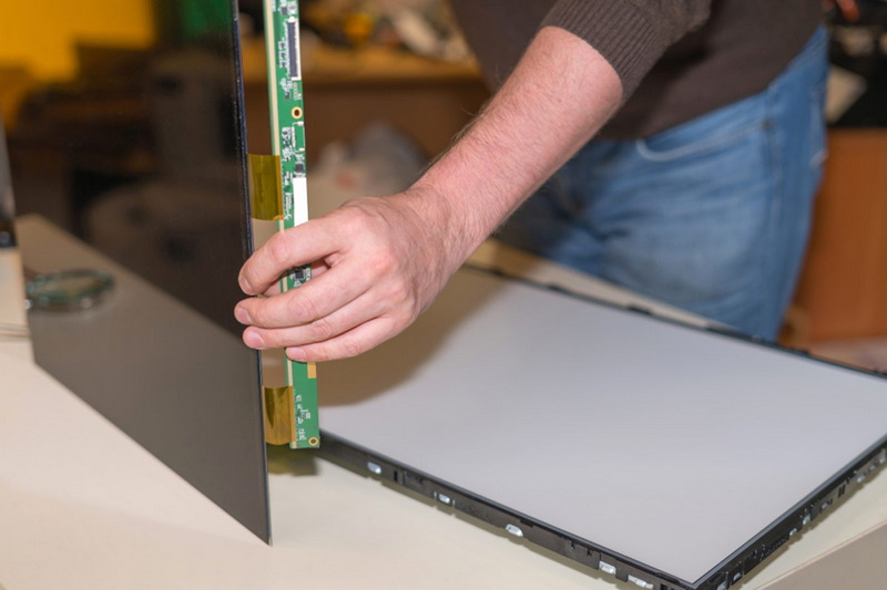 homeguide replacing the screen in lcd tv with led backlight in repair shop